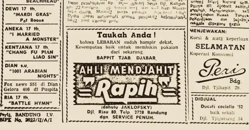 Potongan iklan toko kain dan pakaian yang dimuat di surat kabar Bandung pada era 1960-1970-an, menggambarkan semarak persiapan masyarakat menyambut Lebaran pada masa itu. (Sumber: Dokumentasi Penulis)