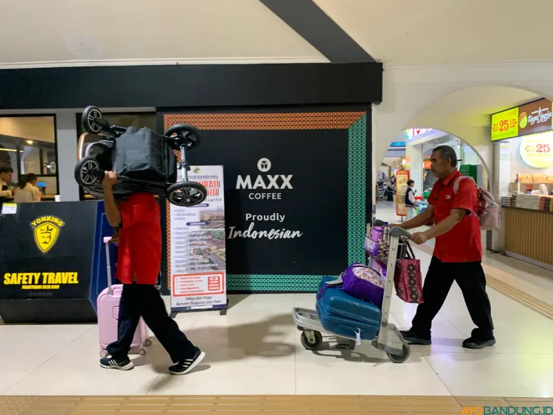 Mengangkat barang sekaligus memandu penumpang menjadi tugas keseharian para porter di Stasiun Bandung. (Sumber: ayobandung.id | Foto: Halwa Raudhatul)