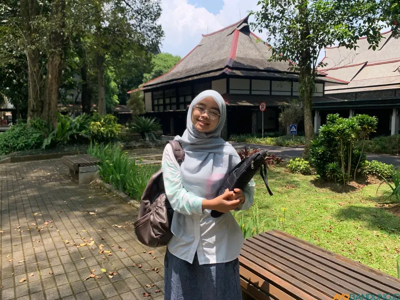 Mutiara Indah Lestari tetap tegar merayakan Lebaran di perantauan, menyimpan rindu untuk keluarganya di Padang (Sumber: ayobandung.id | Foto: Halwa Raudhatul)