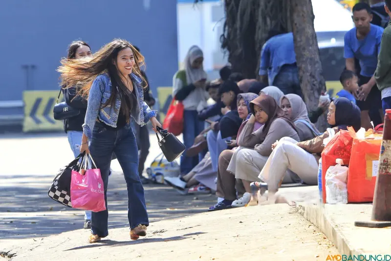 Pemudik di Stasiun Leuwipanjang pada Kamis 19 Maret 2026. (Sumber: ayobandung.id | Foto: Irfan Al Faritsi)