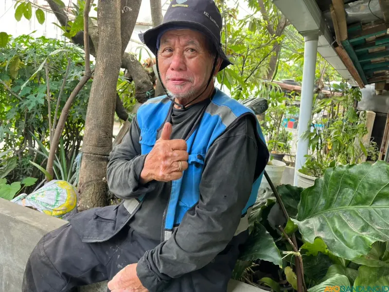 Lili Sutisna menikmati masa lansianya dengan aktif bekerja dan mengurus kebun kecilnya di Kiaracondong. (Sumber: ayobandung.id | Foto: Ilham Maulana)