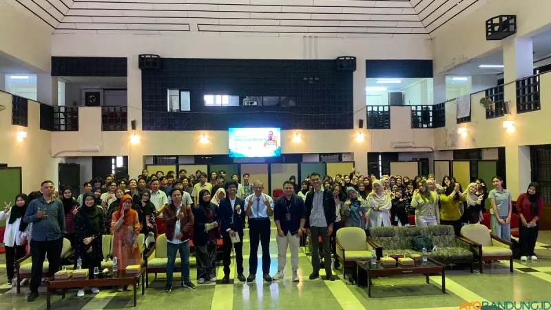 T. Bachtiar berfoto bersama mahasiswa Ilmu Sejarah Universitas Padjadjaran usai seminar tentang toponimi, lingkungan, dan krisis ingatan Kota Bandung di Jatinangor, Selasa (13/5/2026). (Sumber: ayobandung.id | Foto: Halwa Raudhatul)