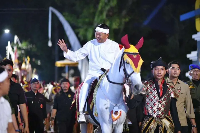 Gubernur Jawa Barat, Dedi Mulyadi, saat Kirab Budaya Napak Tilas Padjadjaran di Kabupaten Sumedang, Sabtu malam (2/5/2026). (Sumber: Pemprov Jabar)