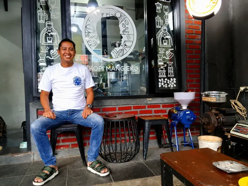Muchtar Koswara pemilik Cikopi Mang Eko. (Sumber: Ayobandung.id | Foto: Aris Abdulsalam)
