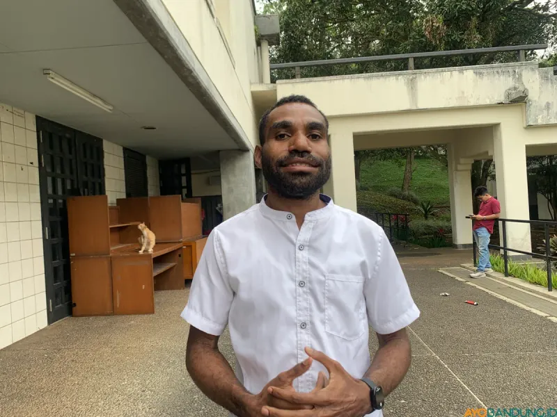 Hofni Sibetai mahasiswa asal Papua menyampaikan pandangannya seusai nobar Pesta Babi di Pusat Studi Bahasa Jepang Universitas Padjadjaran, Rabu 20 Mei 2026. (Sumber: ayobandung.id | Foto: Halwa Raudhatul)
